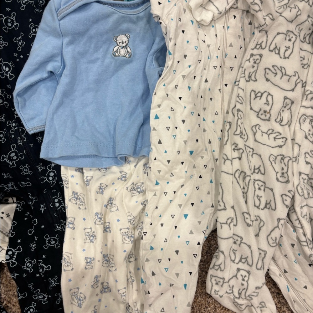 Assorted 3-6 month pajamas - Picture 3 of 9